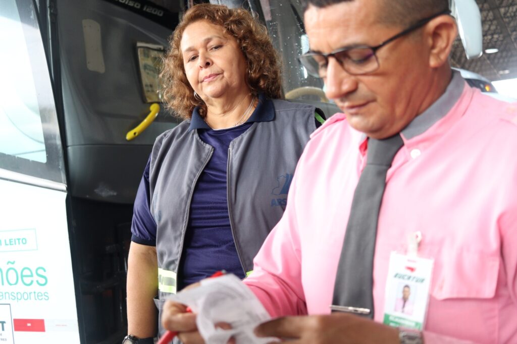 Operação Viagem Segura: Mais de 28 mil pessoas deixaram Manaus por transporte intermunicipal na Semana Santa 2 Arsepam Fiscalizacao viagem 1024x682 1