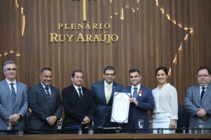Auditor do TCE AM Jefferson Menezes recebe Medalha Ruy Araujo por iniciativa do deputado Joao Luiz Foto Hudson Fonseca