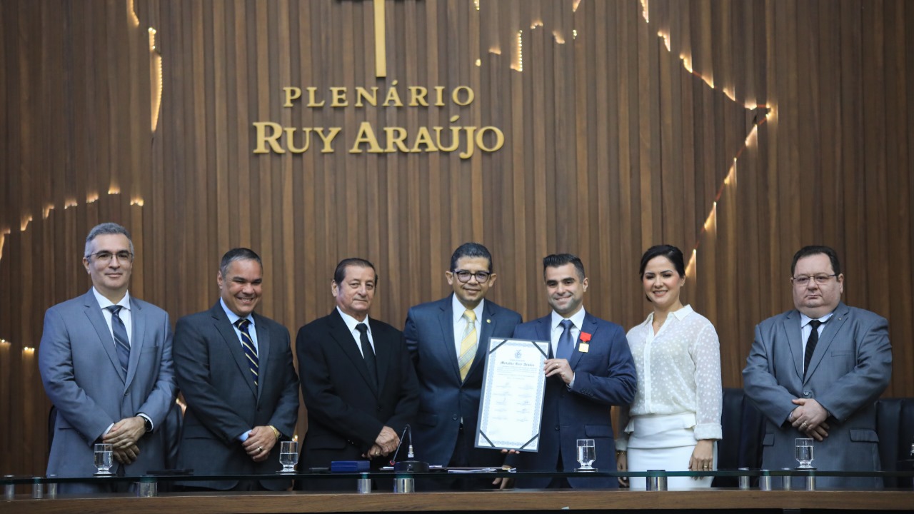 Auditor do TCE AM Jefferson Menezes recebe Medalha Ruy Araujo por iniciativa do deputado Joao Luiz Foto Hudson Fonseca