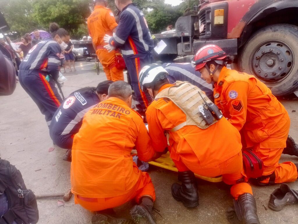 Com trabalho técnico minucioso, bombeiros resgatam homem preso embaixo da roda de caçamba 3 CBMAM RESGATE DE VITIMA PRESA EMBAIXO DE CACAMBA 1 1024x768 1