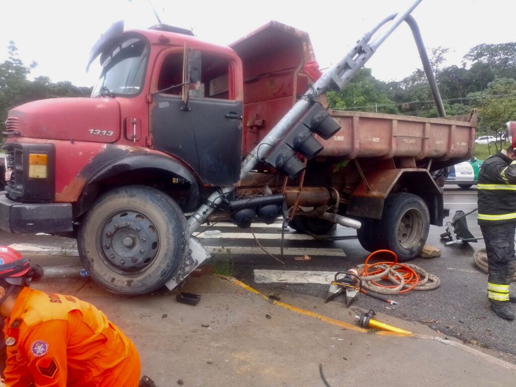 Com trabalho técnico minucioso, bombeiros resgatam homem preso embaixo da roda de caçamba 2 CBMAM RESGATE DE VITIMA PRESA EMBAIXO DE CACAMBA 2 1024x768 1