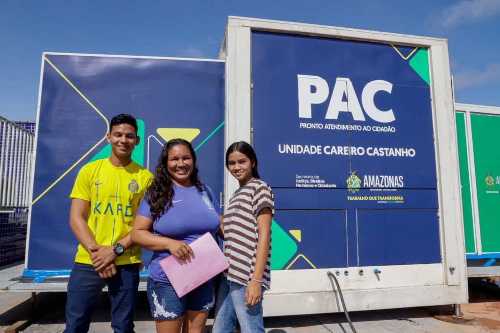 Governo do Amazonas abre PACs em Tabatinga e Careiro e chega a 11 municípios ofertando serviços para população 2 Claudia Quinto levou os filhos para emitir documentos Fotos Lincoln Ferreira Sejusc 3 1024x682 1