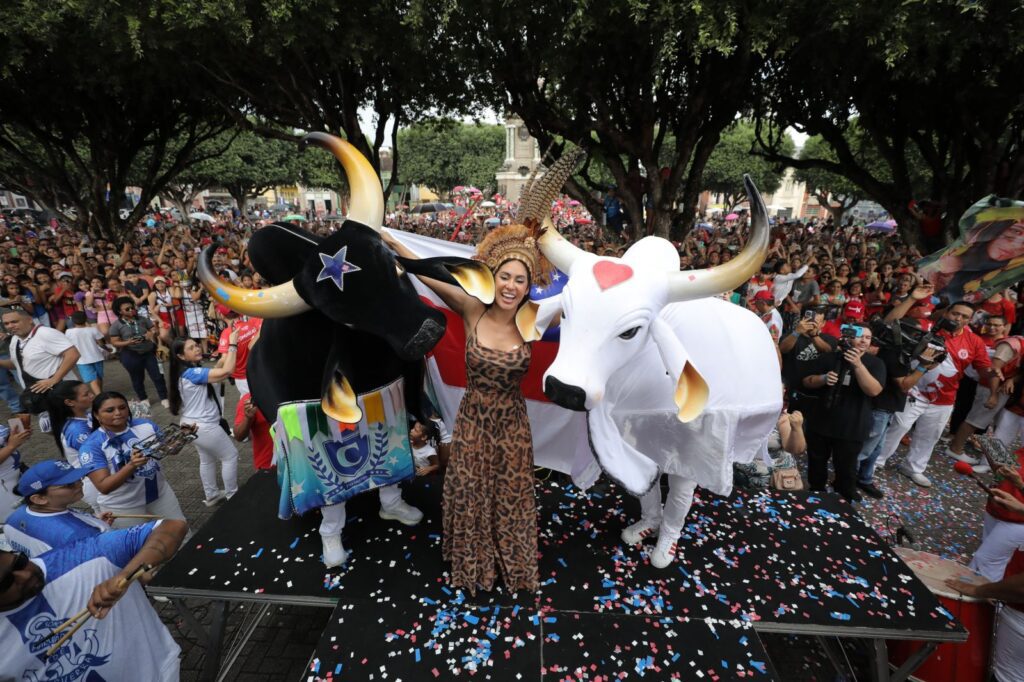 Após trajeto em trio elétrico, Isabelle Nogueira finaliza chegada em Manaus com festa no Largo de São Sebastião 3 Cultura Chegada Isabelle Nogueira 1 Alex Pazzuelo 1024x682 1