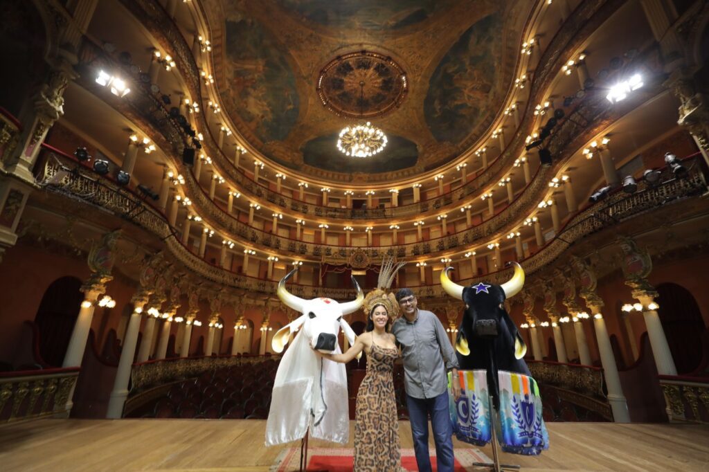 Após trajeto em trio elétrico, Isabelle Nogueira finaliza chegada em Manaus com festa no Largo de São Sebastião 4 Cultura Isabelle e secretario Marcos Apolo Alex Pazzuelo 1024x682 1