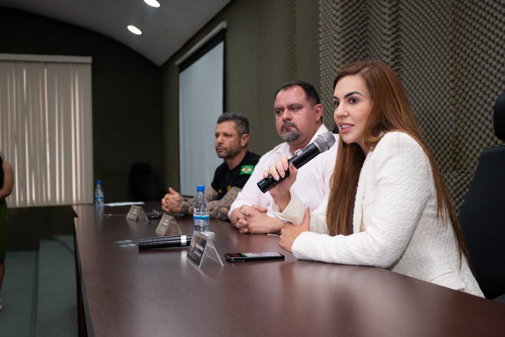 Debora Menezes acompanha desdobramentos da operacao que prendeu um pedofilo em Manaus Foto Daniel Nogueira 1024x683 1