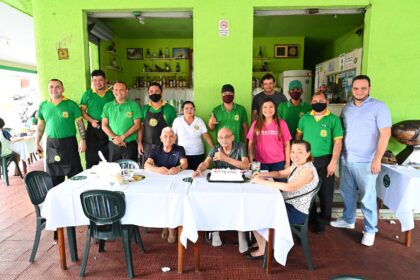 Deputada Joana Darc homenageia restaurante Canto da Peixada que ha 50 anos gera emprego em Manaus e difunde a culinaria amazonense ZoUJCJ