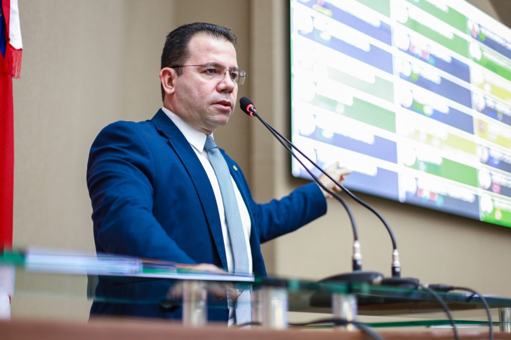Deputado estadual Wilker Barreto denuncia cobranca indevida para emissao de carteiras de identidades em PACs Foto Davide Silva 1024x682 1