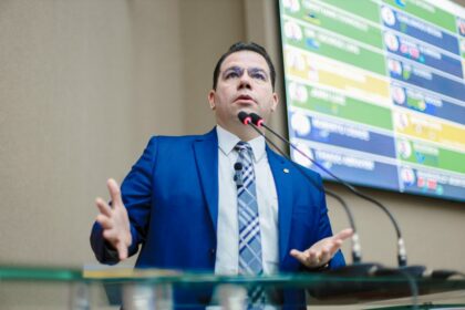 Deputado estadual Wilker Barreto destaca a contratacao de profissionais de nivel medio sem qualificacao para atuar como apoio escolar Foto Davide Silva 1024x682 1