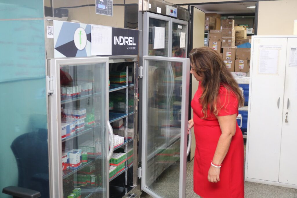 Hemoam amplia farmácia para melhorar a qualidade do atendimento aos pacientes 3 Diretora presidente do Hemoam em nova farmacia 1024x682 1