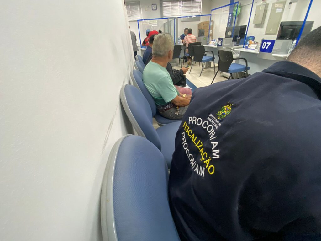 Em Borba, banco é autuado pelo Procon-AM por demora no atendimento ao público 2 EM BORBA BANCO AUTUADO PELO PROCON FOTO DIVULGACAO 1 1024x768 1