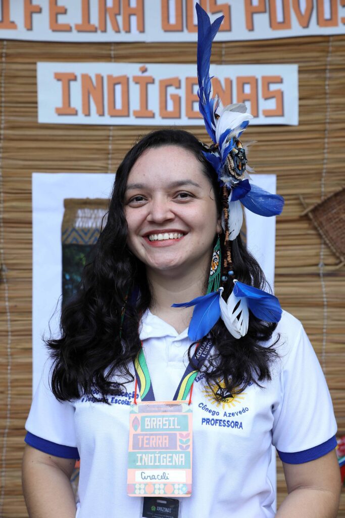 No Dia dos Povos Indígenas, escola da rede estadual promove 2ª edição de feira temática 4 Educacao Feira dos Povos Indigenas Professora Araceli Nascimento Foto Euzivaldo Queiroz 683x1024 1