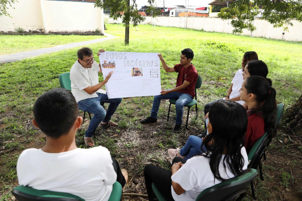 Protagonismo indígena: projetos científicos de escolas estaduais incentivam inclusão e pertencimento cultural 4 Educacao Projeto cientifico povos indigenas professor de Historia Daniel Costa de Almeida Foto Euzivaldo Queiroz 1024x683 1