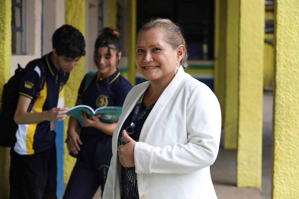 Educação que transforma: Projeto de escola estadual amplia aprovação de alunos em vestibular 7 Educacao diretora da escola Francimary Bulcao Macedo Projeto A caminhon da universidade Foto Euzivaldo Queiroz Seduc 1024x683 1