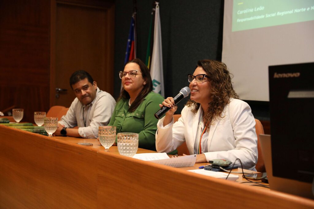 Rede estadual de ensino recebe doação de mais de 1,4 mil notebooks via chamada pública da Petrobras 4 Educacao gerente setorial de responsabilidade social regional da Petrobras Carolina Leao Doacao de notebooks Fotos Euzivaldo Queiroz Seduc 1024x683 1