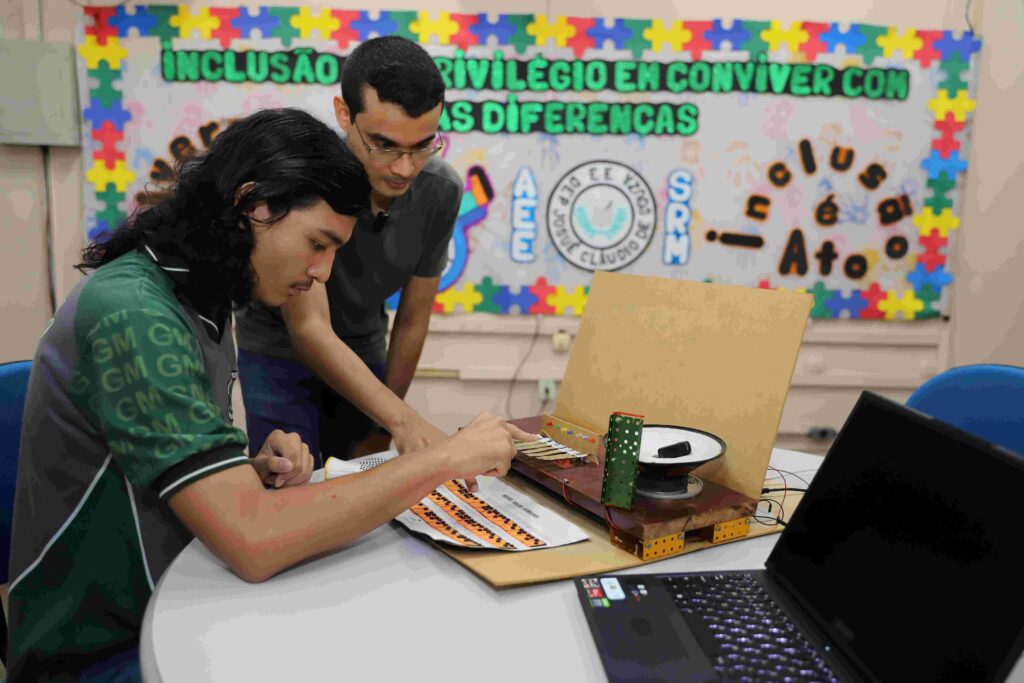Escola estadual projeta teclado musical voltado para alunos com deficiência auditiva, visual e intelectual 2 Educacao Aluno Alessandro Lion ex aluno que participou do projeto fotos Eduardo Cavalcante seduc Am 1 1024x683 1
