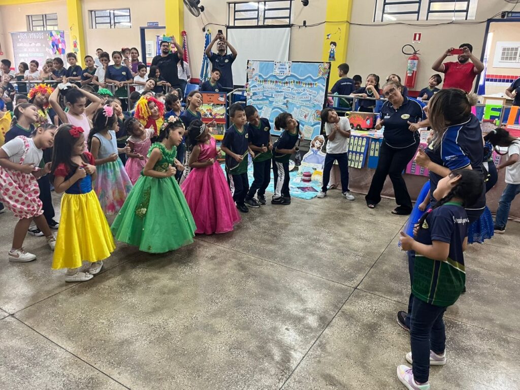 Em Manacapuru, escola estadual desenvolve 3ª edição do projeto ‘Letramento Literário’ 2 Educacao Projeto Letramento Literaio em Manacapuru Foto Divulgacao Escola 1 1 1024x768 1