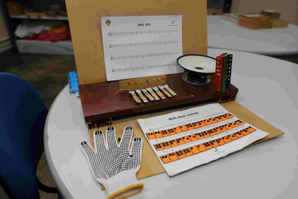 Escola estadual projeta teclado musical voltado para alunos com deficiência auditiva, visual e intelectual 3 Educacao Teclado musical adaptado fotos Eduardo Cavalcante seduc Am 31 1024x683 1