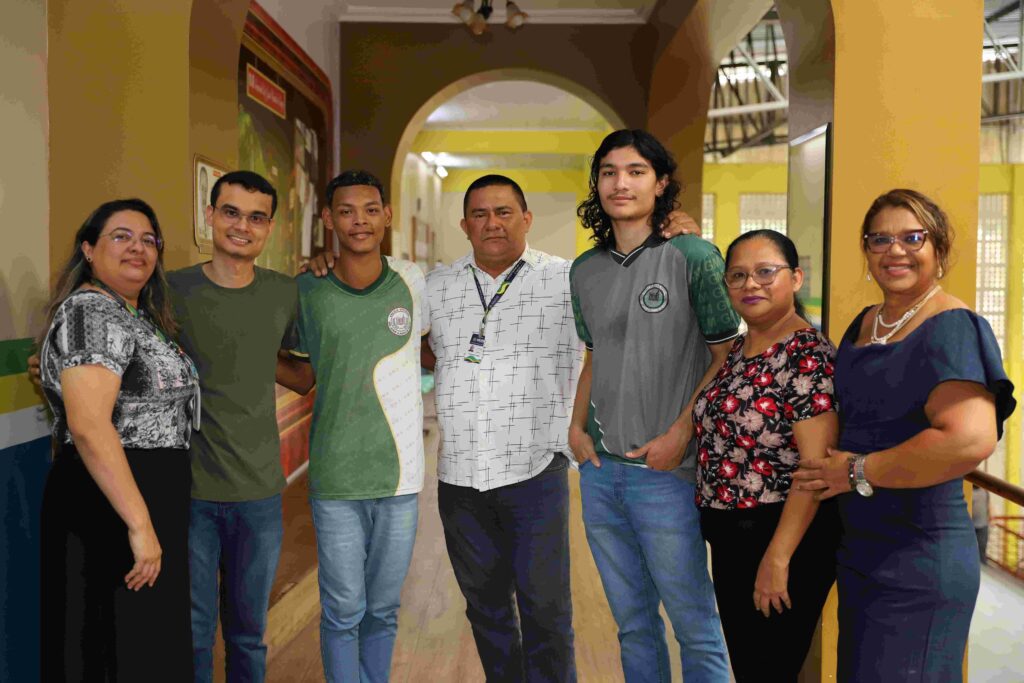 Escola estadual projeta teclado musical voltado para alunos com deficiência auditiva, visual e intelectual 7 Educacao professores e alunos participantes do projeto fotos Eduardo Cavalcante seduc Am 24 1024x683 1