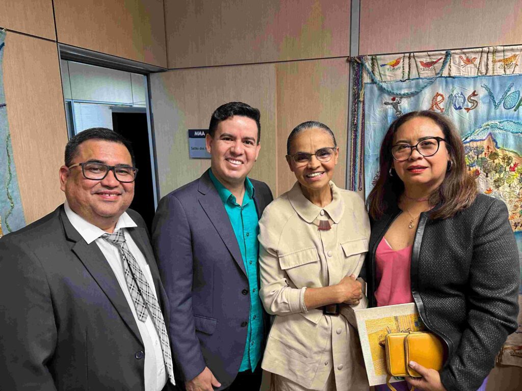 Secretaria de Educação participa de lançamento de congresso internacional de Educação Ambiental 2 Educacao representantes da secretaria de educacao com a ministra do meio ambiente foto divulgacao 1024x768 1