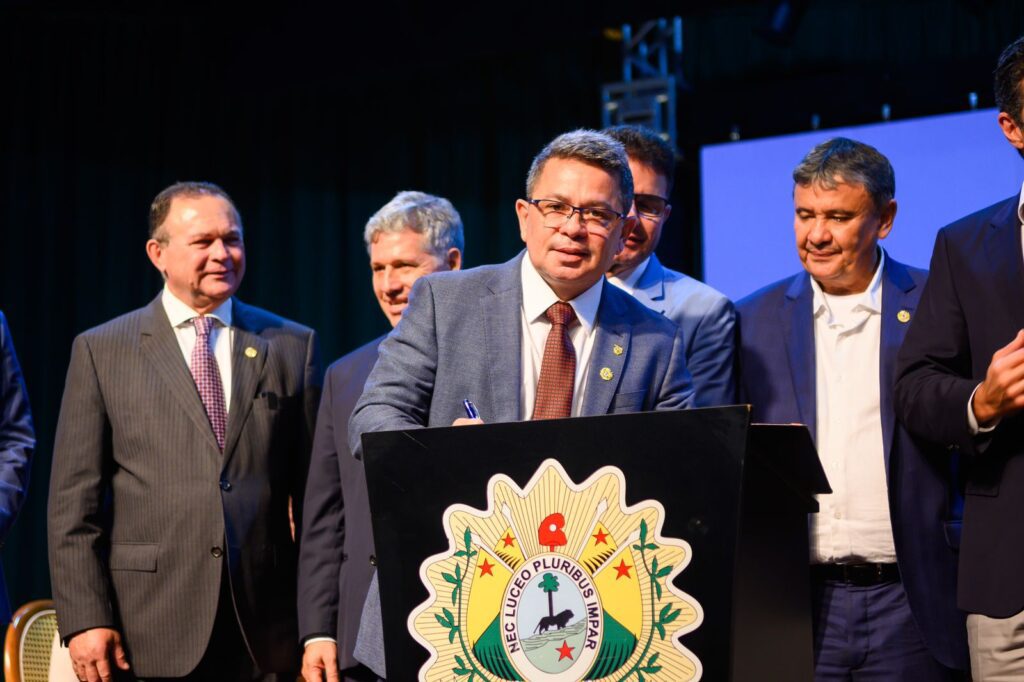 Governo do Amazonas pactua compromissos ambientais e de economia verde na Carta de Rio Branco, no Acre 3 Forum de Governadores Tadeu de Souza Carta Rio Branco 01 Foto Ricardo Machado SGVG 1024x682 1