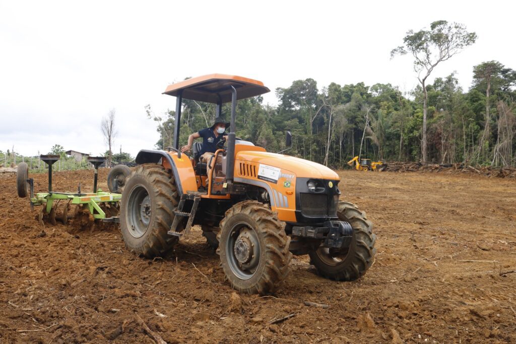 Governo do Amazonas investe em práticas de conservação do solo para aumento da produção rural de forma sustentável 2 Foto Sepror Dia Nacional da Conservacao do Solo 03 1024x682 1