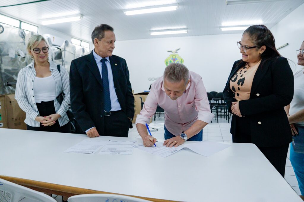 Governo do Amazonas entrega 59 cadeiras de rodas e de banho para Prefeitura de Pauini 2 Foto Lincoln Ferreira Sejusc 11 1024x682 1