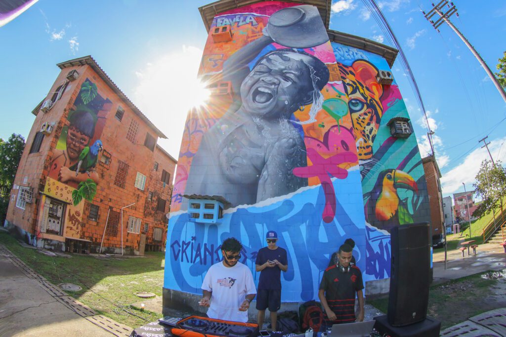 Arte em grafite muda a paisagem do Residencial Gilberto Mestrinho 3 GRAFITE PROSAMIN TIAGO CORREA UGPE02 1024x683 1