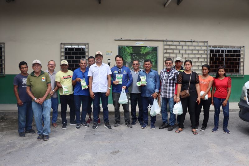 Por intermédio do Idam, produtores rurais negociam venda de mandioca à agroindústria Galo da Serra 2 Idam Acordo entre agricultores e Galo da Serra Fotos Marfran Vieira 1
