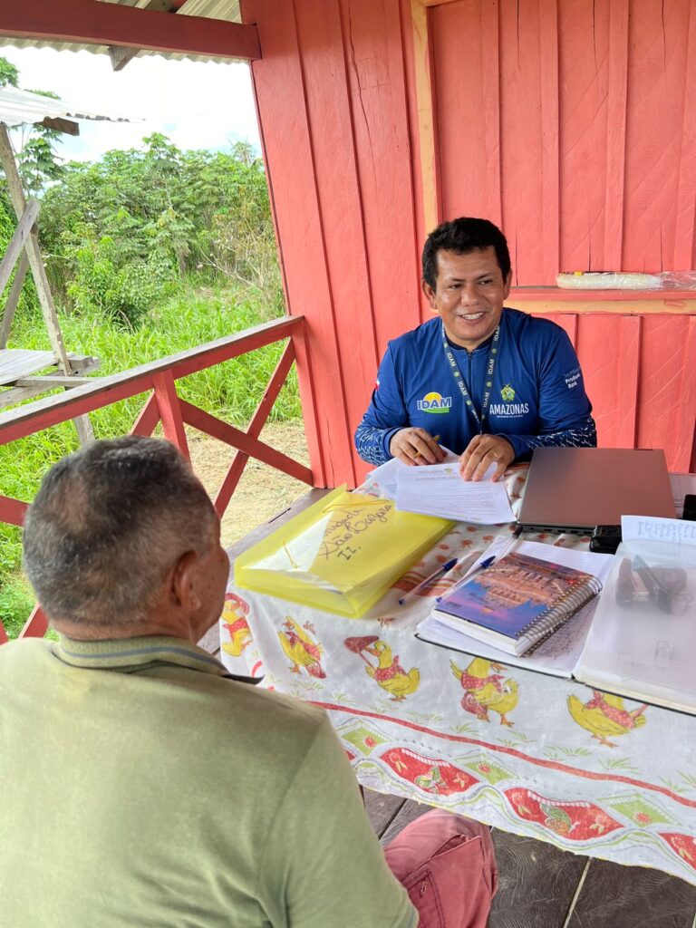 Em Iranduba, Idam regulariza 20 agricultores da comunidade Lázaro II da Marchantaria 3 Idam Visita e atendimentos a comunidade de Iranduba Fotos Divulgacao 1 768x1024 1