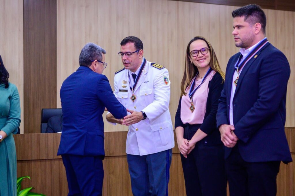 Governo do Amazonas faz balanço do sistema prisional com 3,8 mil detentos inseridos no programa Trabalhando a Liberdade 4 Medalha SEAP 03 Tadeu de Souza Foto Ricardo Machado SGVG 1024x682 1