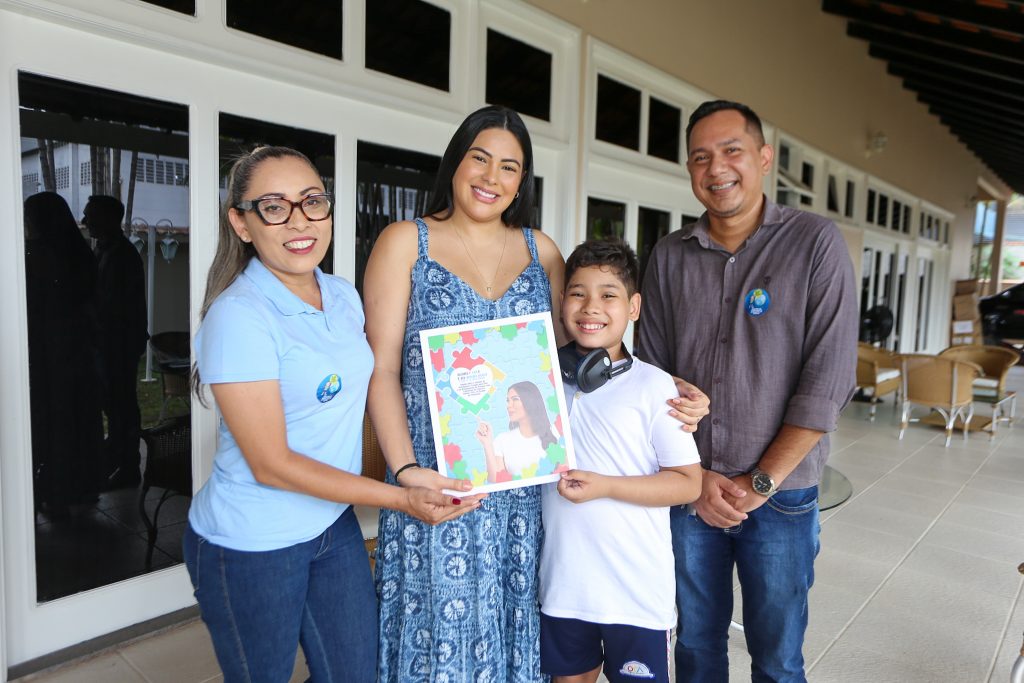 No Dia Mundial de Conscientizacao sobre o Autismo familia atipica reconhece lei da deputada Mayra Dias como apoio a causa Foto Aguilar Abecassis 1024x683 1