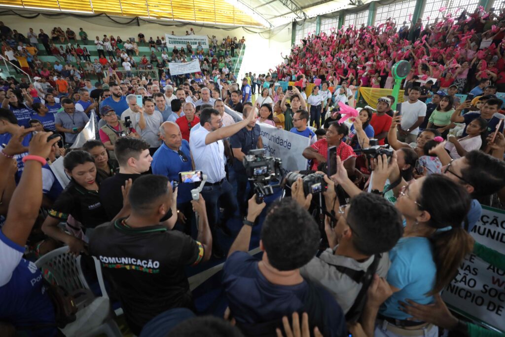Em Novo Airão, Wilson Lima concede mais de 120 títulos definitivos de moradia e realiza entregas que somam R$ 34 milhões 5 Novo Airao Fotos Alex Pazuello 02 1024x683 1