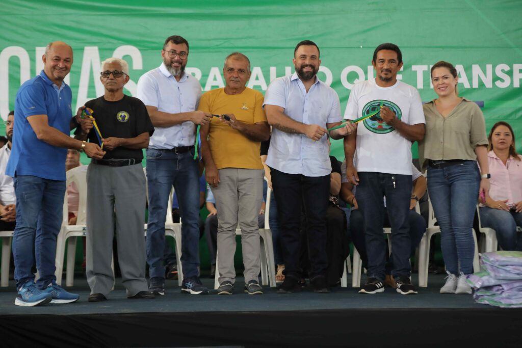Em Novo Airão, Wilson Lima concede mais de 120 títulos definitivos de moradia e realiza entregas que somam R$ 34 milhões 13 Novo Airao Fotos Alex Pazuello 05 1024x683 1