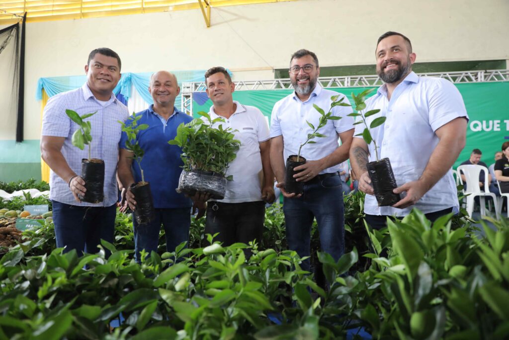 Em Novo Airão, Wilson Lima concede mais de 120 títulos definitivos de moradia e realiza entregas que somam R$ 34 milhões 9 Novo Airao Fotos Alex Pazuello 11 1024x683 1