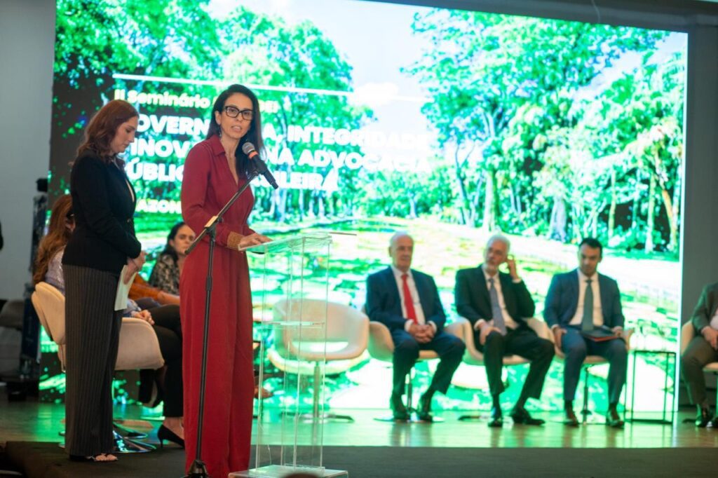 Inovação na advocacia pública brasileira é destacada durante abertura do 2º Seminário Renagei 4 PGE AM 3 subprocuradora geral do Distrito Federal e presidente do Renagei Izabela Frota Melo 1024x682 1