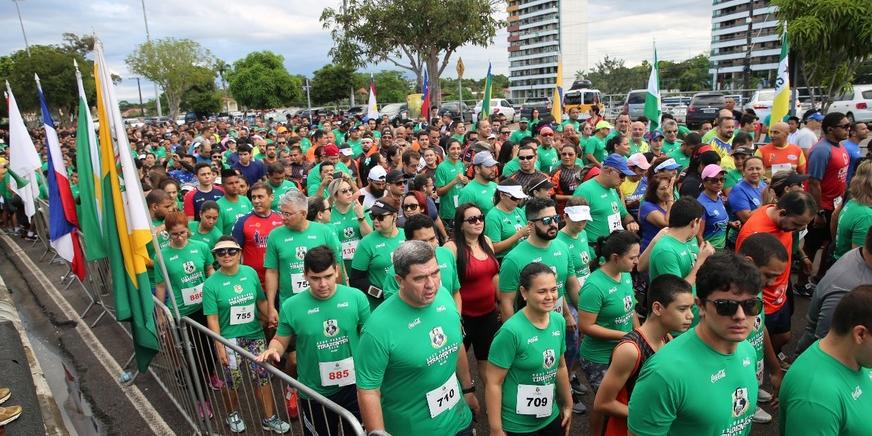 PMAM entrega kits da Corrida Tiradentes no Shopping Grande Circular 2 PMAM CORRIDA TIRADENTES DIVULGACAO ARQUIVO PMAM 1
