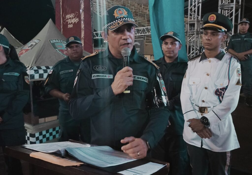 Mais de 2,5 mil alunos dos Colégios Militares da Polícia Militar recebem o bibico durante entrega solene 3 PMAM ENTREGA DO BIBICO CORONEL KLINGER COMANDANTE GERAL FOTO VICENTE SILVA PMAM 1 1024x712 1