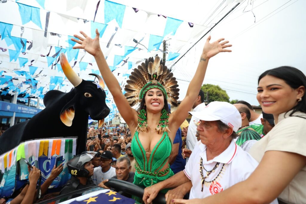 População de Parintins foi às ruas para exaltar Isabelle Nogueira neste domingo 6 Parintins foi as ruas para exaltar Isabelle Nogueira neste domingo FOTOS ALEX PAZUELLO SECOM 14 1024x682 1