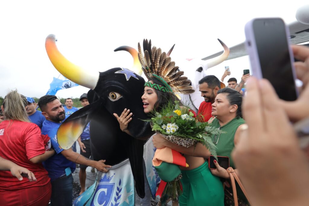 População de Parintins foi às ruas para exaltar Isabelle Nogueira neste domingo 5 Parintins foi as ruas para exaltar Isabelle Nogueira neste domingo FOTOS ALEX PAZUELLO SECOM 15 1024x682 1