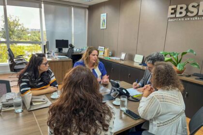 Reuniao secretaria da SES Nayara Maksoud e direotria da EBSERH Foto Divulgacao SES 2 1024x768 1