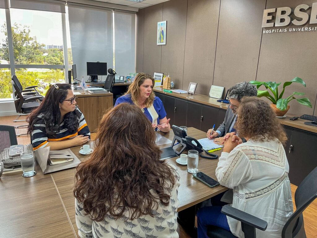 Governo do Amazonas articula ampliação da oferta de cirurgias eletivas no estado 2 Reuniao secretaria da SES Nayara Maksoud e direotria da EBSERH Foto Divulgacao SES 2 1024x768 1