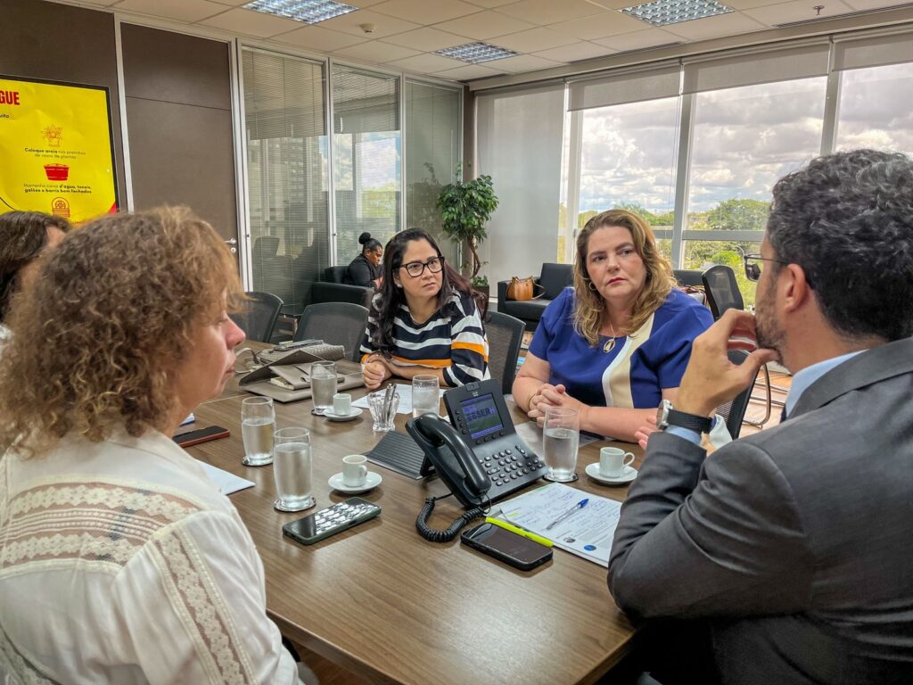 Governo do Amazonas articula ampliação da oferta de cirurgias eletivas no estado 3 Reuniao secretaria da SES Nayara Maksoud e direotria da EBSERH Foto Divulgacao SES 3 1024x768 1