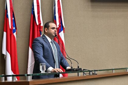 Roberto Cidade comanda votacao em que foi aprovado reajuste salarial para os servidores do Legislativo Estadual Foto Rodrigo Brelaz