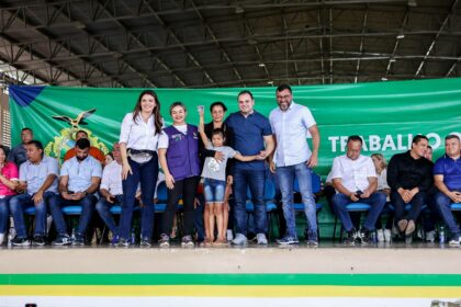 Roberto Cidade vai a Borba acompanhar entregas de mobiliarios urbanos que impactam diretamente na vida da populacao Foto Rodrigo Brelaz XAxGaS