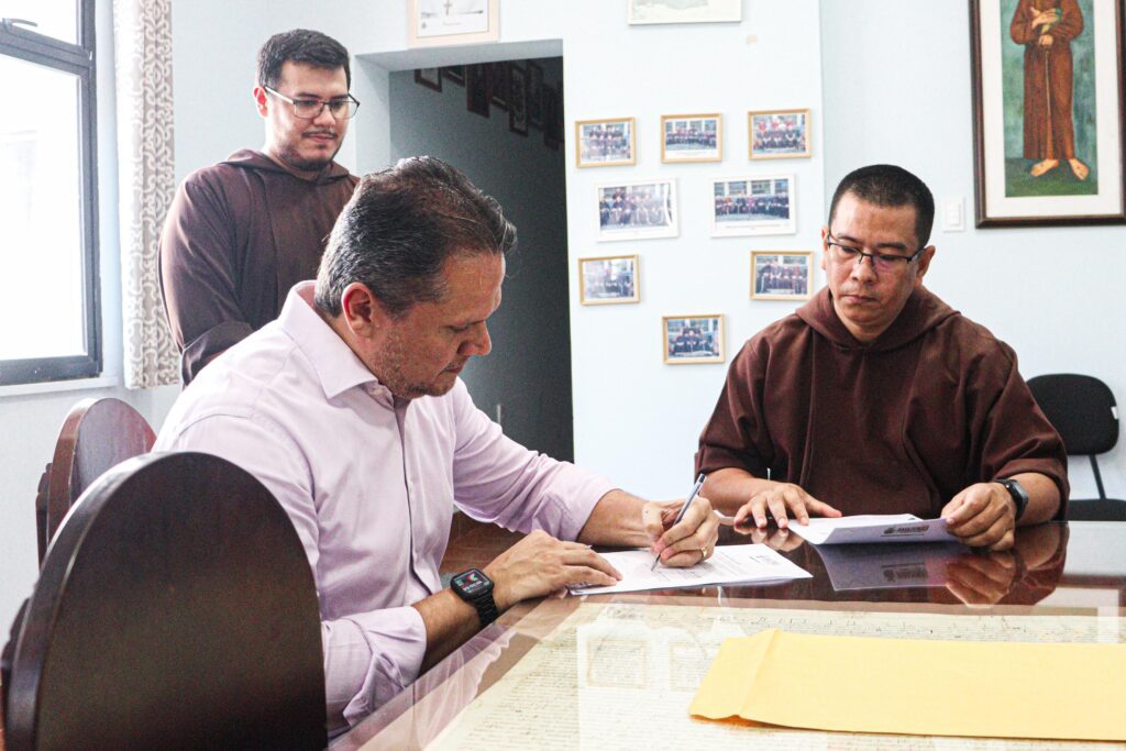 Governo do Amazonas, Arquivo Público e Ordem dos Freis Franciscanos assinam Acordo de Cooperação Técnica 2 SEAD Apeam AssinaAcordo FotLuizFelipeSEAD 6 1024x683 1