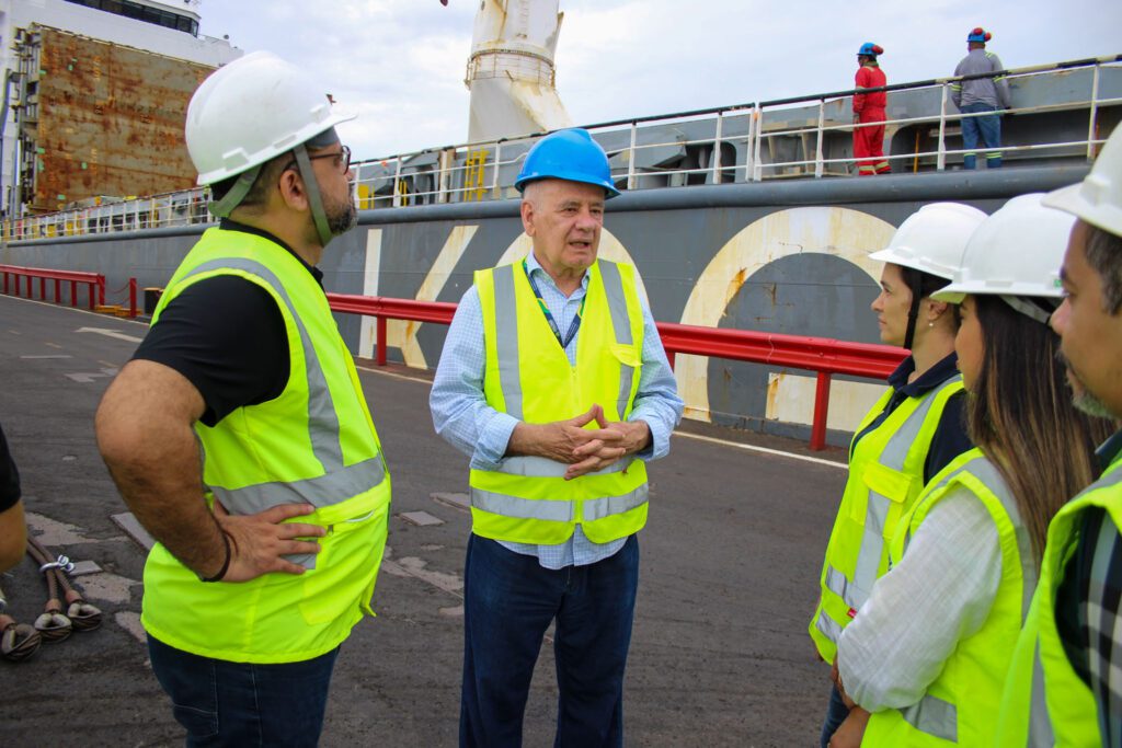 Governo do Amazonas acompanha a chegada do primeiro navio com materiais para o complexo termelétrico Azulão 5 SEDECTI Navio Materiais Azulao Serafim BrunoLeao 1 1024x683 1