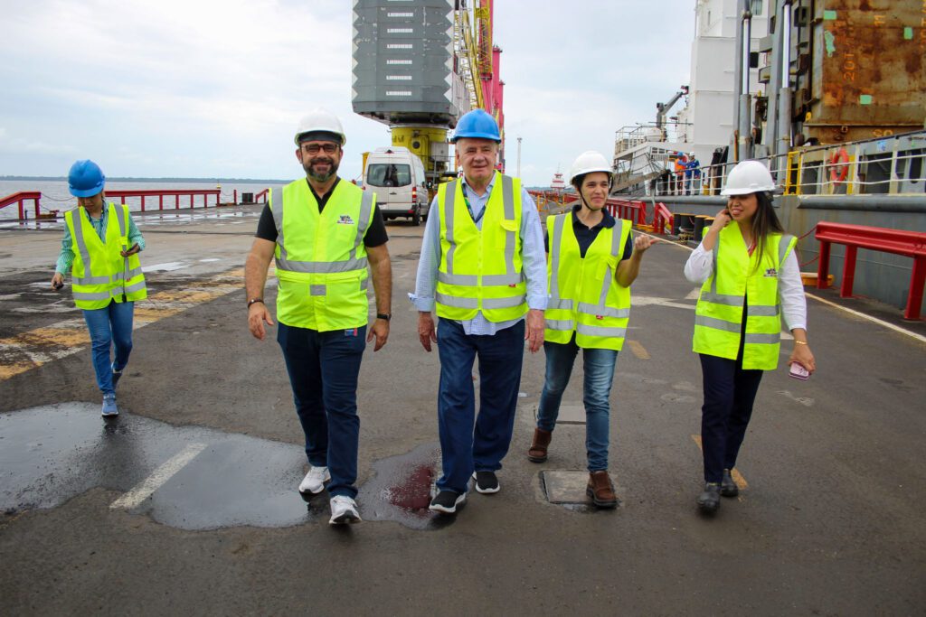 Governo do Amazonas acompanha a chegada do primeiro navio com materiais para o complexo termelétrico Azulão 6 SEDECTI Navio Materiais Azulao Serafim BrunoLeao 3 1024x683 1