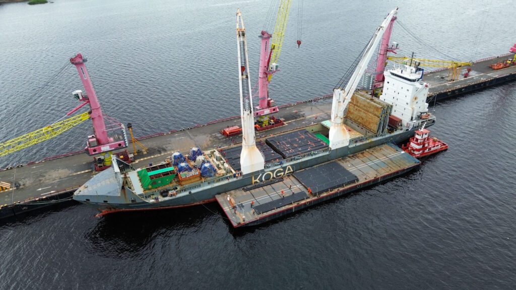 Governo do Amazonas acompanha a chegada do primeiro navio com materiais para o complexo termelétrico Azulão 3 SEDECTI Navio Materiais Azulao Serafim BrunoLeao 4 1024x576 1