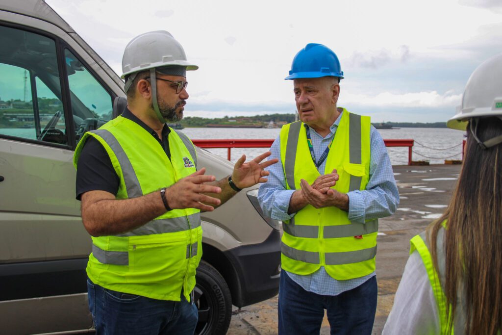 Governo do Amazonas acompanha a chegada do primeiro navio com materiais para o complexo termelétrico Azulão 4 SEDECTI Navio Materiais Azulao Serafim BrunoLeao 5 1024x683 1