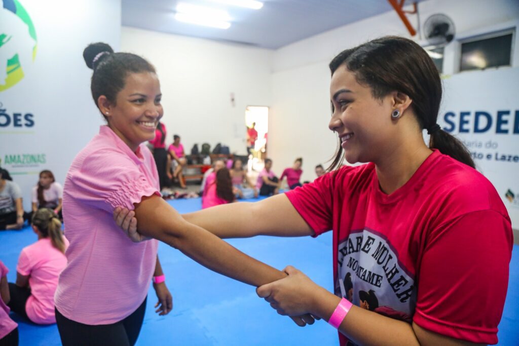 Alunas do Curso de Defesa Pessoal Feminina destacam poder do esporte para a qualidade de vida 2 SEDEL Fabiola Guimaraes Esquerda e Instrutora do Curso FOTO Julcemar Alves Sedel 1024x683 1